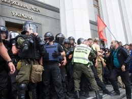 Восемь полицейских и двое митингующих пострадали в столкновениях у Рады