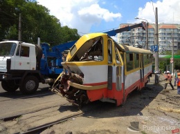 В Одессе трамвай слетел с рельсов и снес столб: задняя часть вагона - всмятку. Фото, видео