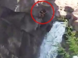 В Индии юноша сорвался с водопада, пытаясь сделать красивое селфи