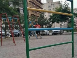 В Запорожье ребенок сломал спину на детской площадке: в прокуратуре расследуют служебную халатность чиновников