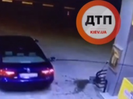 Уехал с пистолетом в машине: в сети появилось видео взрыва на заправке под Киевом (ВИДЕО)