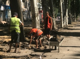 В Мелитополе тротуар на котором пешеходы ломали ноги, вымостят плиткой (фото)