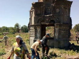 В Славянске решают судьбу столетнего кладбища, где найдены захоронения масонов