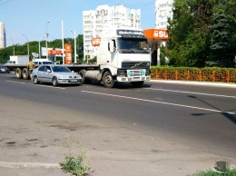 На проспекте Небесной сотни «притерлись» легковушка и грузовик, собирается пробка. Фото