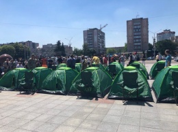 Активисты разбили палаточный городок возле Черкасской ОГА