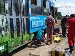 Стало известно о состоянии женщины, попавшей под трамвай во Львове