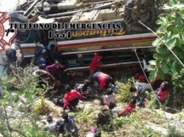 В Гватемале автобус упал с обрыва, погибли восемь студентов