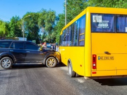 В Днепре автомобиль без водителя протаранил маршрутку №36 с пассажирами