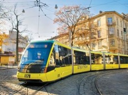 Крепление от проводов трамвая влетело в голову подростку во Львове