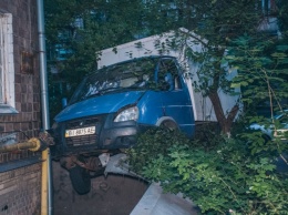 В Киеве хлебовоз чуть не взорвал дом, пострадал мужчина