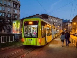 Во Львове трамвай отрезал женщине ногу (видео)