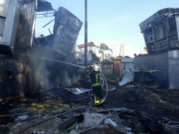 В Киеве масштабный пожар уничтожил ряд МАФов