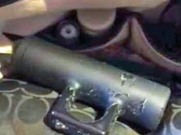 В США женщина случайно пронесла в самолет электрошоковый пистолет