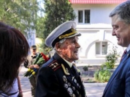Порошенко наградил орденом столетнего ветерана Второй мировой