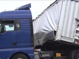 Сладкая вода на дороге не валяется: под Киевом фура с газировкой попала в ДТП (ВИДЕО)