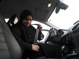 В Саудовской Аравии женщины получили право водить автомобиль