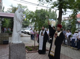Возле прокуратуры Николаевской области освятили скульптуру Девы Марии