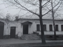 В Николаеве, к зданию в исторической части города, владельцы кафе пристроили металлическую летнюю веранду в два этажа