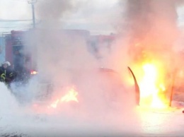 Под Киевом в автомобиле чуть не сгорела заживо беременная женщина. ВИДЕО