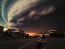 В российском Барнауле пронесся мощный шторм: очевидцы засняли пугающее явление в небе