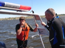 Полиция на воде помогала николаевским десантникам в учениях по прыжкам в воду