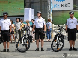 В Одессе «туристических» копов пересадили на новенькие велосипеды. Фото