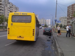 В Киеве женщина выпала на ходу из маршрутки из-за
