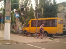 Сегодня утром в Славянске маршрутка столкнулась с легковым автомобилем. Фото очевидцев