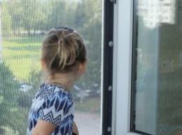 Москитная сетка не выдержала: в Мариуполе из окна первого этажа выпала 7-летняя девочка