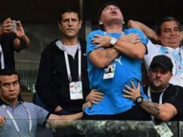 ЧМ-2018: На матче Аргентина-Нигерия Марадона показывал средние пальцы и чуть не выпал из VIP-ложи