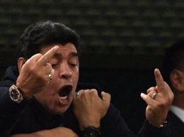 Салюты средних пальцев, давление и шея. Что случилось с Марадоной на матче Аргентина - Нигерия