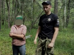 В Чернобыльском лесу задержали девушку, собиравшую чернику