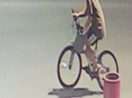 В Одессе молодая девушка угоняет велосипеды: Опубликованы видео и фото