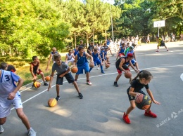 В парке Победы открыли обновленную баскетбольную площадку (фото)