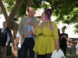 Нетта Барзилай на прогулку с принцем Уильямом заплела фиолетовые косички и надела лосины