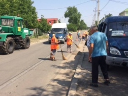 В микрорайоне Варваровка продолжаются работы по очистке бордюров дорог от песка