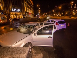 ДТП в центре Киева: столкнулись Ford и Volkswagen, пострадала девушка (видео)