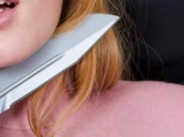 Разбой по-кременчугски: молодой человек приставил женщине к горлу нож