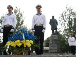День конституции Украины в Одессе: празднование началось с гимна, возложения цветов и марша. Фоторепортаж
