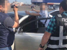 Бердянская полиция задержала чиновника на взятке в 9000 гривен