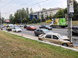 В Киеве на Дружбы народов "китаец" вылетел на тротуар и врезался в столб. Фото