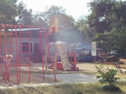 Вместо воздуха - дым: в Николаеве рядом с детской площадкой открыли шашлычную