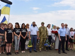 Донецкая область отметила День Конституции Украины митингом и возложением цветов
