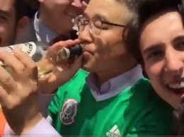 Посол Южной Кореи в Мексике выпил с фанами текилы за поражение немецких футболистов от своей сборной