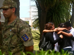Родные моряков с пропавшей аргентинской подлодки San Juan приковали себя к забору перед зданием правительства