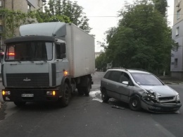 На Половицкой столкнулись Opel и МАЗ: пострадал мужчина