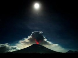 На Бали активизировался вулкан Агунг: столб пепла достиг высоты 2,5 км