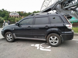 В Днепре новичок на Mitsubishi припарковался на месте для инвалидов (Фото)