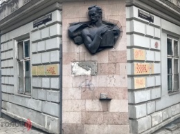 Львовский горсовет требует найти вандалов, спиливших мемориальную доску Ивану Франко