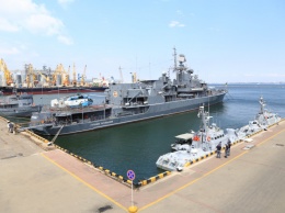 Корабли ВМСУ занимают места у причалов одесского морвокзала